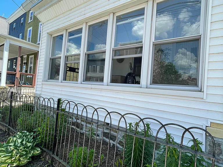 459 Delmar St — Photo 2