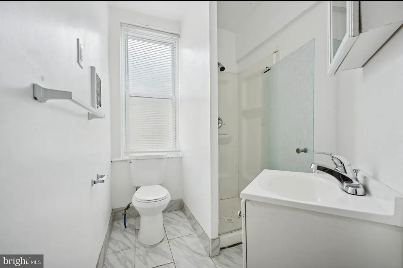 1043 W Russell St — Photo 1