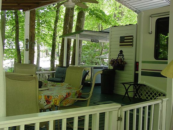 4th image of 1047 Creekside Dr