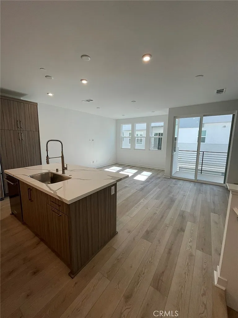 2 bed, 2.5 bath, 1222 sqft, $3,750 — Photo 4