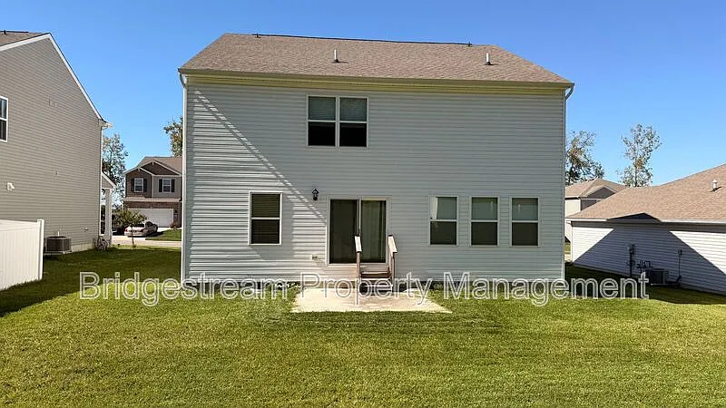 4 bed, 2.5 bath, 45424 sqft, $2,500 — Photo 2