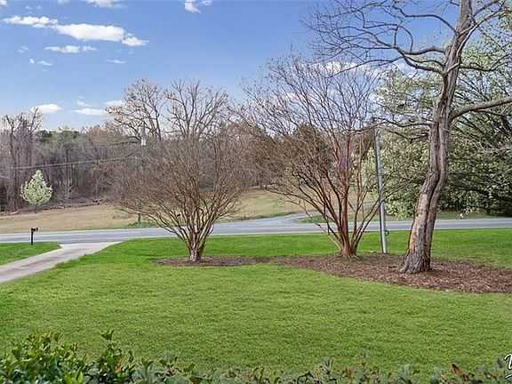 3rd image of 926 Meadowbrook Rd