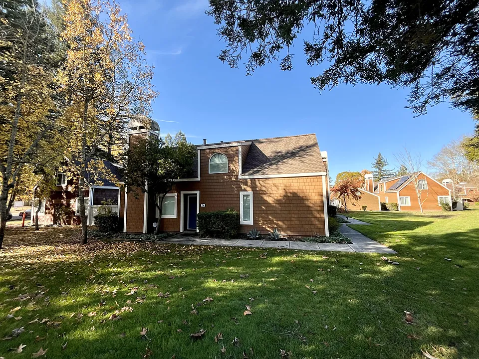 2744 Lakeview Dr