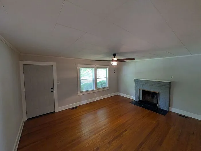 3 bed, 1.0 bath, 1300 sqft, $1,495 — Photo 2
