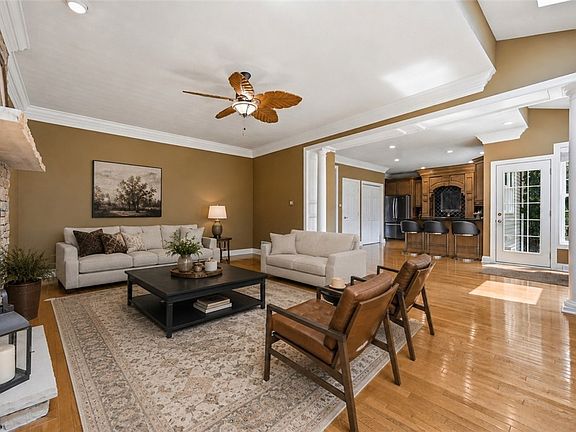 2nd image of 202 W Vanderbilt Dr