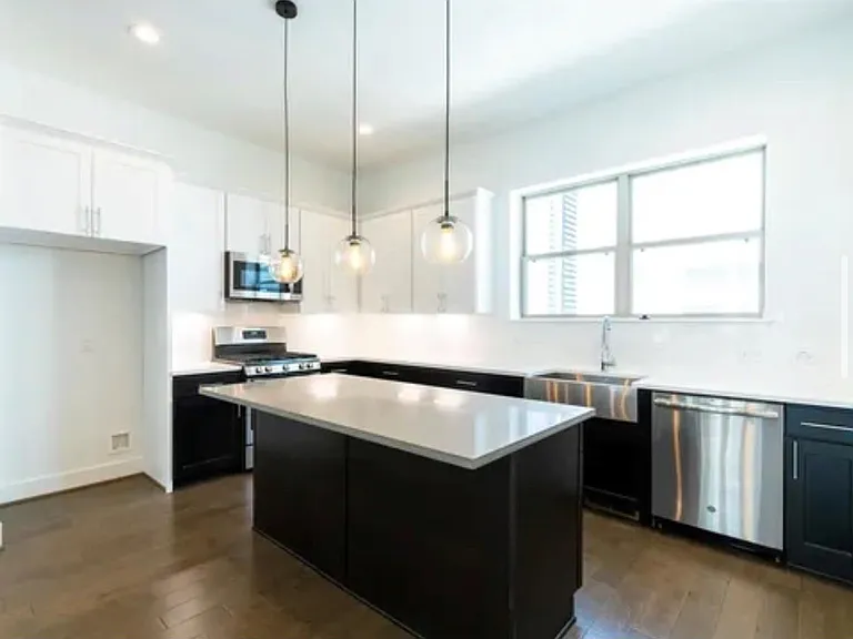 2208 McGowen St — Photo 13