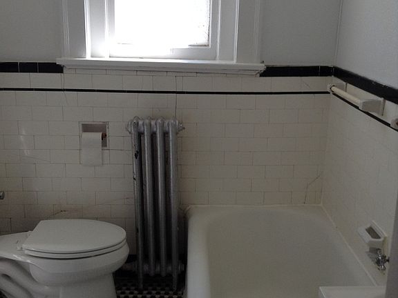 5th image of 203 E 4th St #313