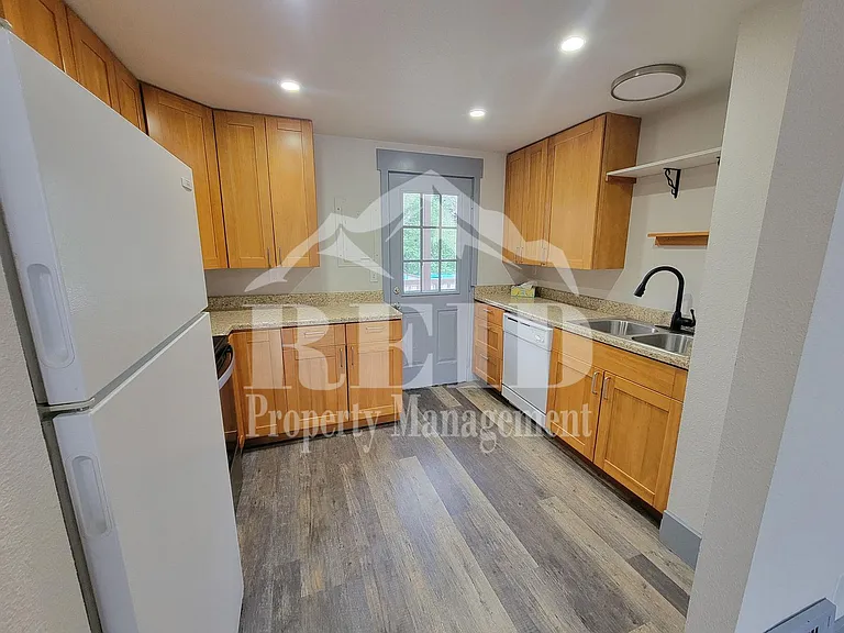 1212 Evans Ave W — Photo 5
