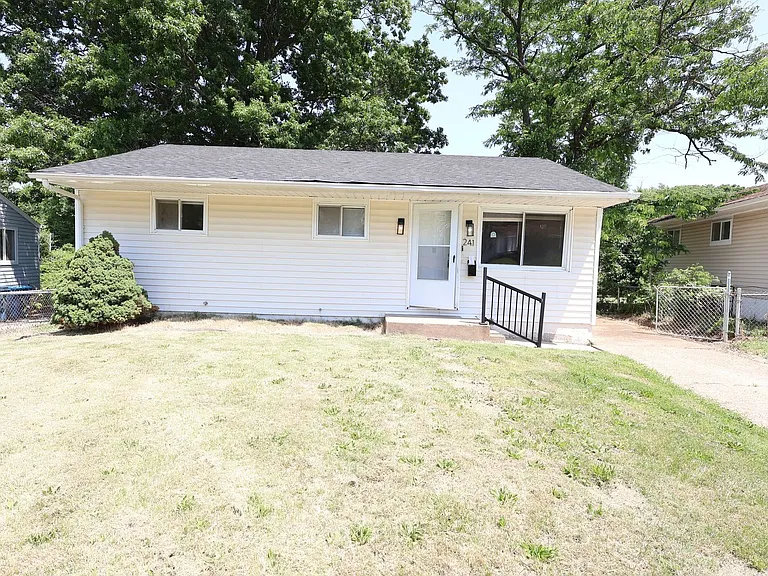 241 Grampian Rd — Photo 2