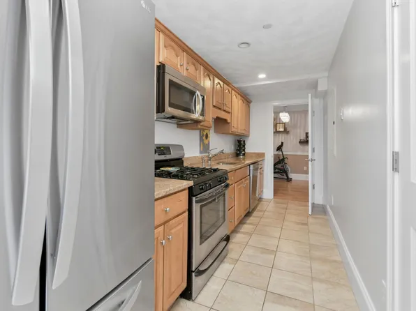 8 Common St APT 4, Stoneham, MA 02180