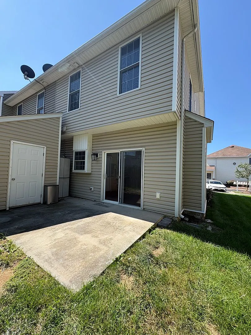 End Unit Townhouse for Rent — Photo 2