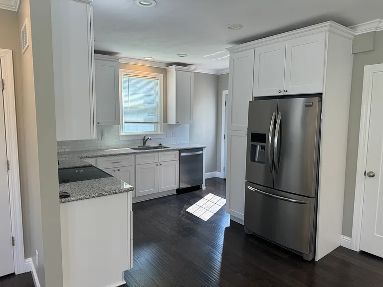 2527 Valley Ave — Photo 2