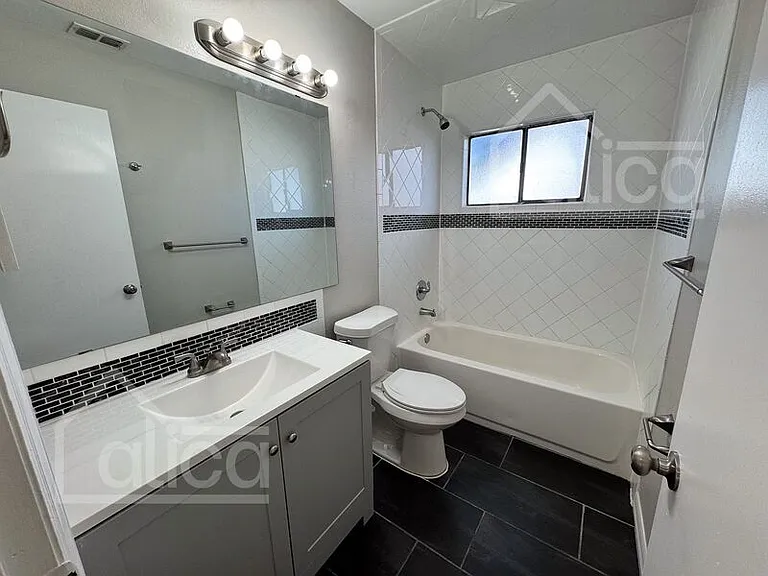 1147 Manitoba St — Photo 9
