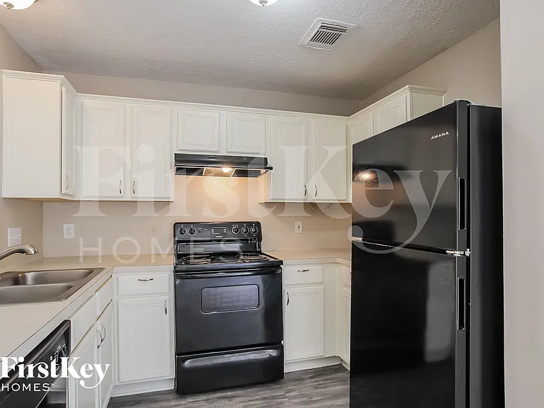 916 Willaby St — Photo 5