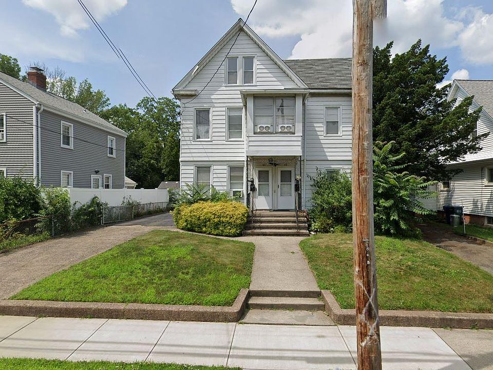Off street parking, convenient to stores.