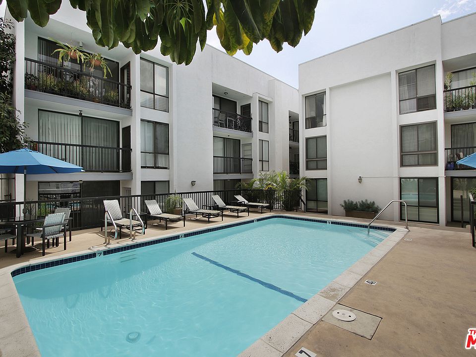 1st image of 906 N Doheny Dr APT 301