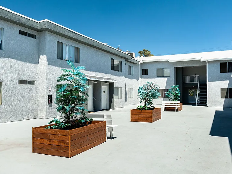 6651 Haskell Ave — Photo 34