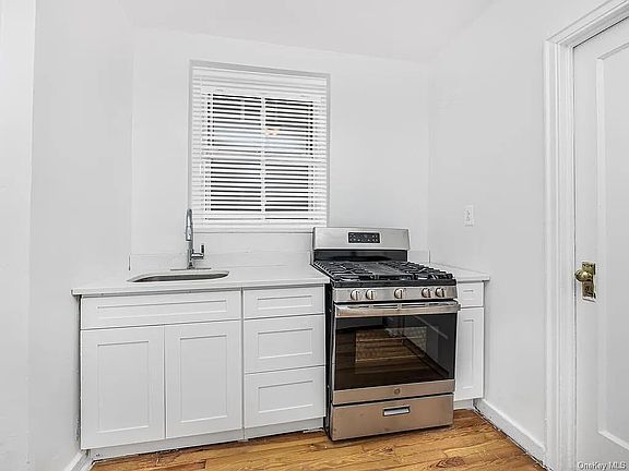 3rd image of 601 Pelham Pkwy N APT 110