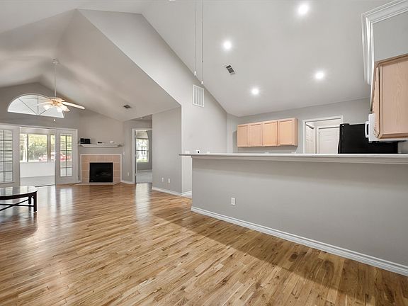3rd image of 924 Bridges Dr