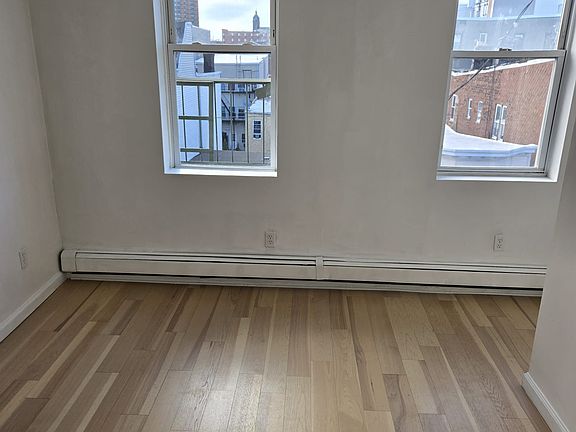 3rd image of 537 27th St #D1