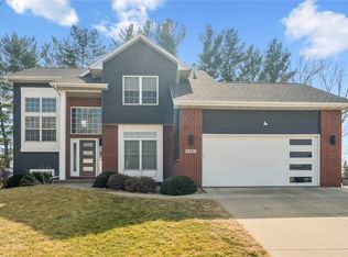 2385 Wolf Creek Trl, Hiawatha, IA 52233