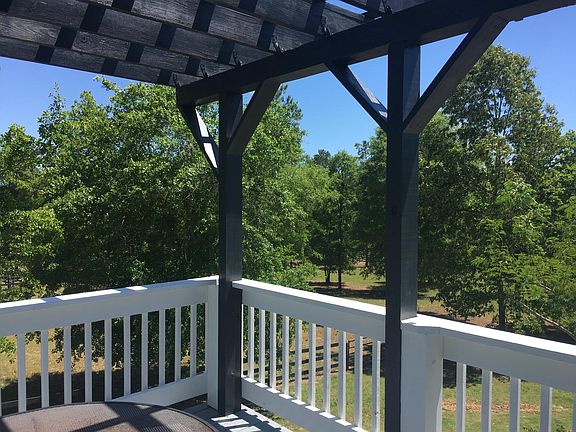 Nice deck overlooking pastures and 4 badly behaved horses. :)