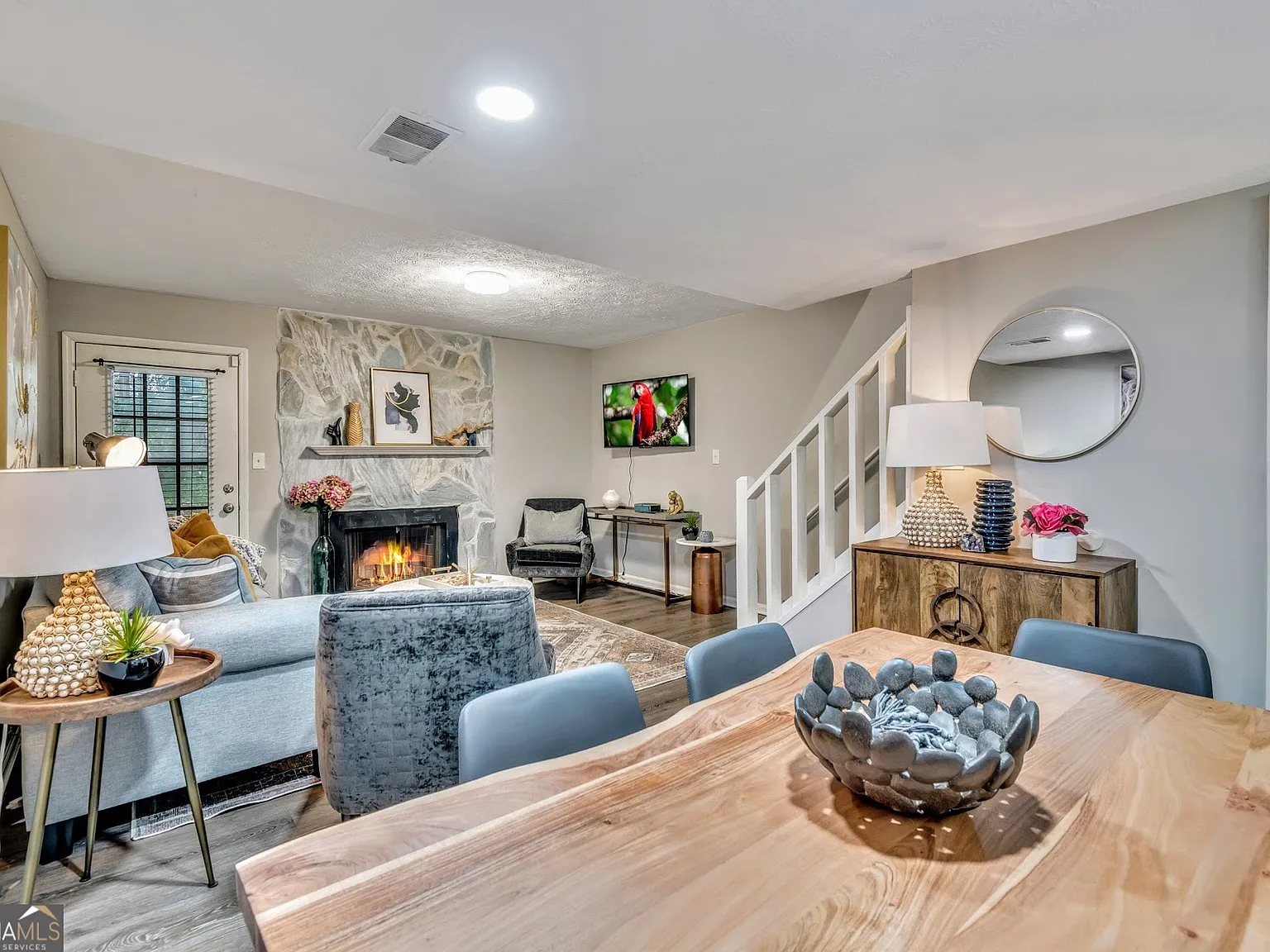 2 bed, 2.5 bath, 1054 sqft, $3,600 — Photo 2