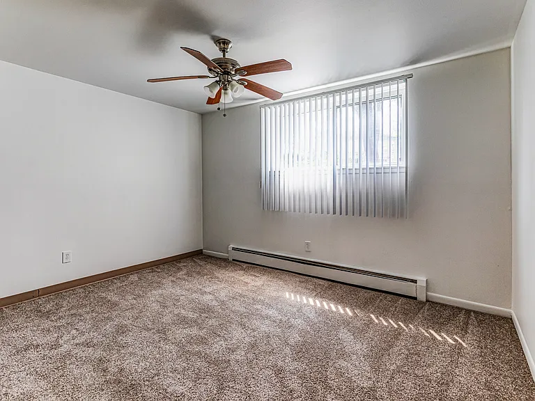 Somerset Manor East Apartments — Photo 13