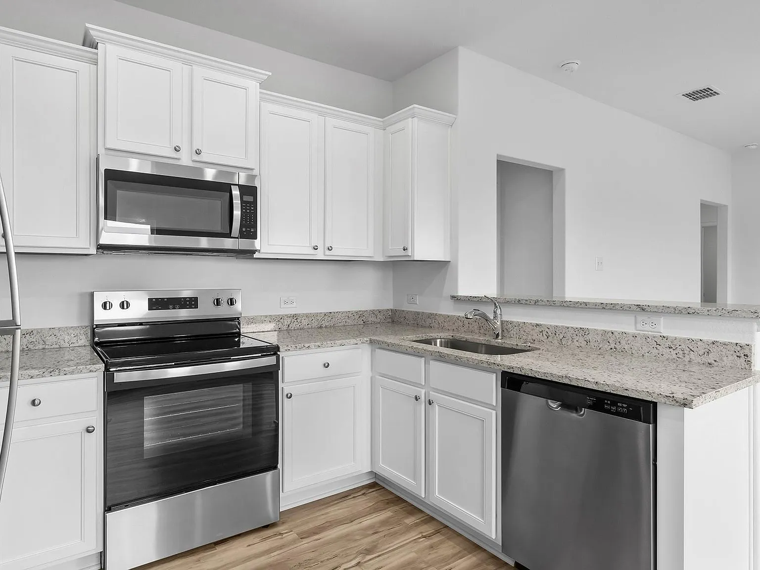 3 bed, 2.0 bath, 1076 sqft, $2,085 — Photo 4