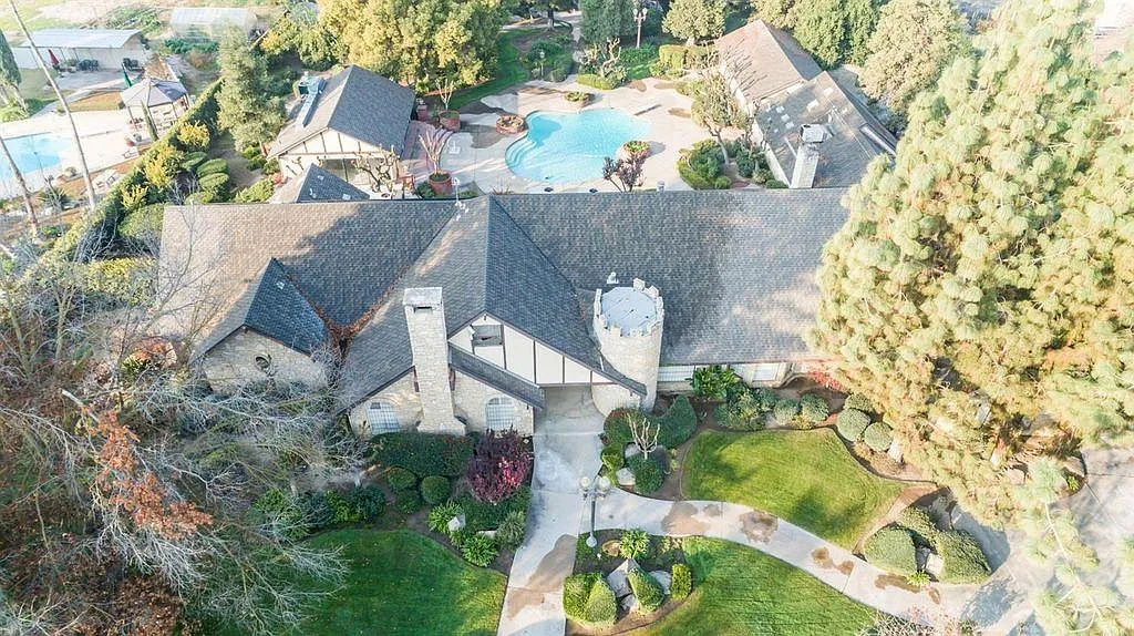 561 N Dewolf Ave — Photo 2