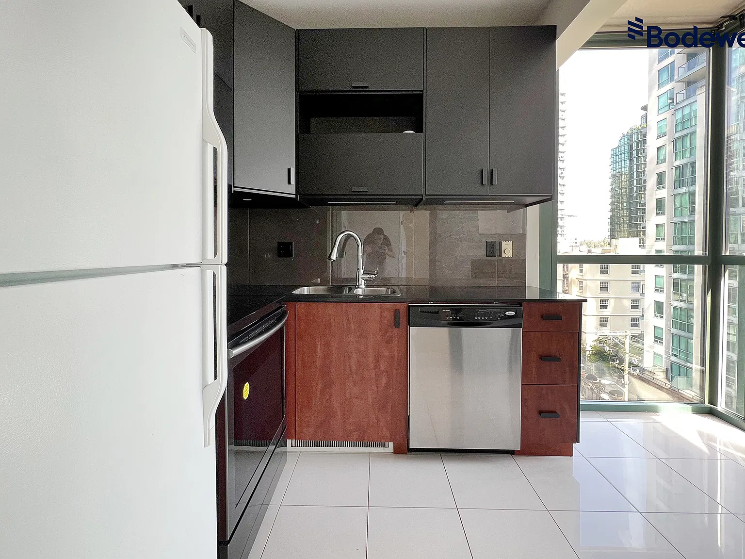 1239 Georgia St W — Photo 4
