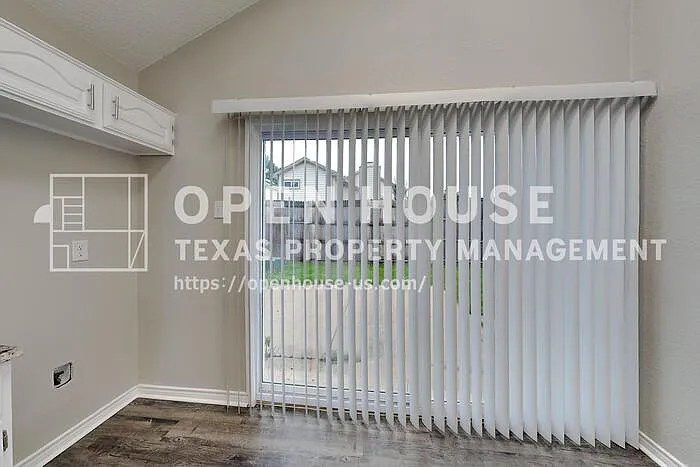 2102 Holly Hill Ln — Photo 5