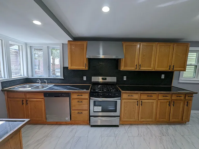44 White St — Photo 14