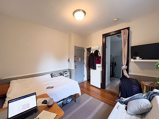 3rd image of 42 Bank St APT 33