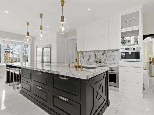 702 Hartland Ave, Montraal, QC H2V 2X6