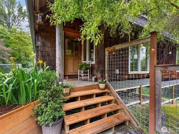 4710 New Sweden Avenue NE, Bainbridge Island, WA 98110