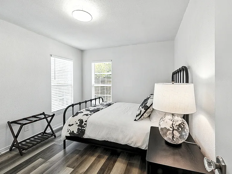 Harley Ave — Photo 21