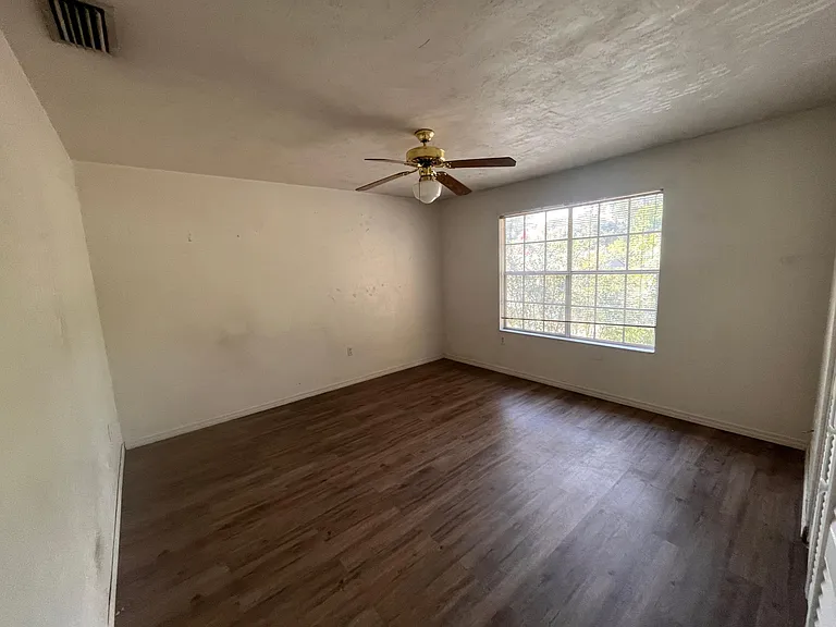 2907 SW 38th Pl — Photo 9