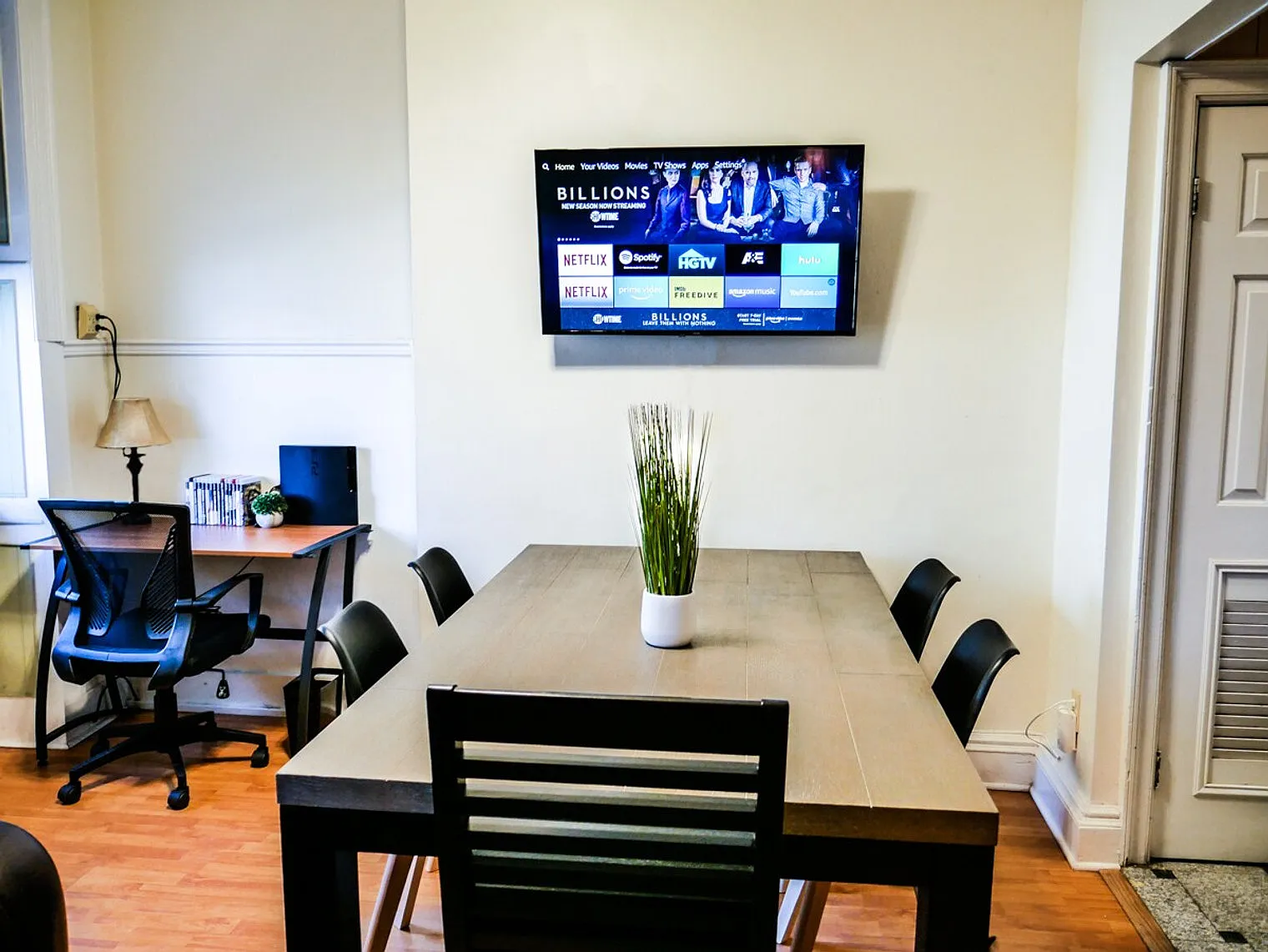 2 bed, 1.0 bath, $4,422 — Photo 3