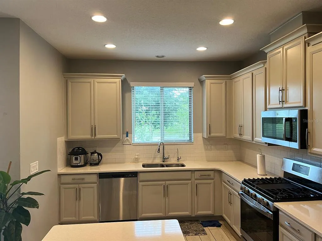 3 bed, 3.5 bath, 1676 sqft, $2,300 — Photo 4