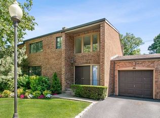 106 Windsor Gate Dr, New Hyde Park, NY 11040