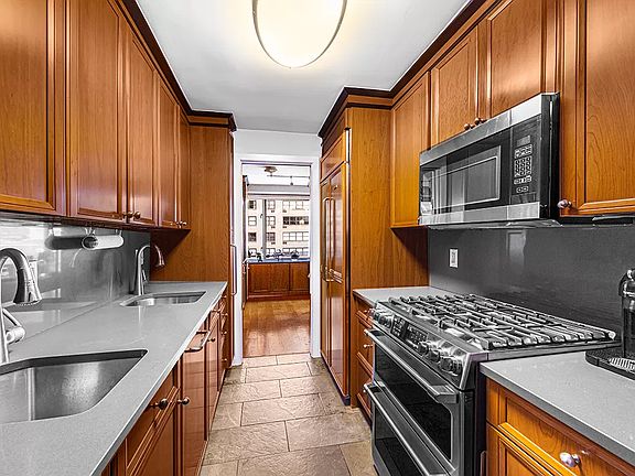 5th image of 315 W 70th St APT 6K