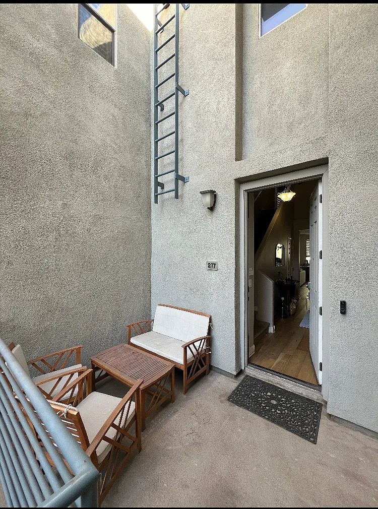 615 E Portland St — Photo 2