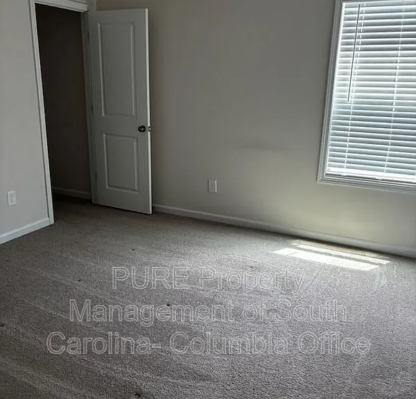 1155 Crescent Moon Loop — Photo 11