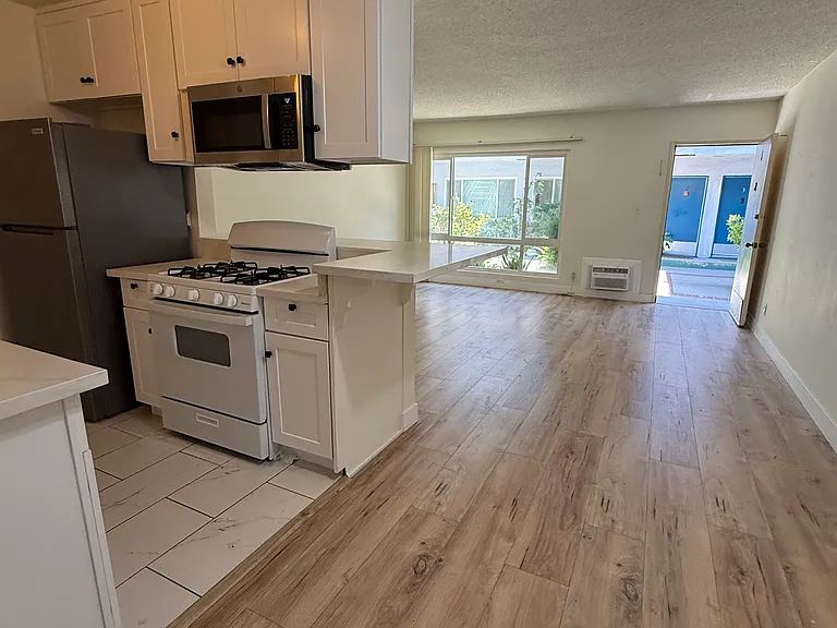5333 Riverton Ave — Photo 3