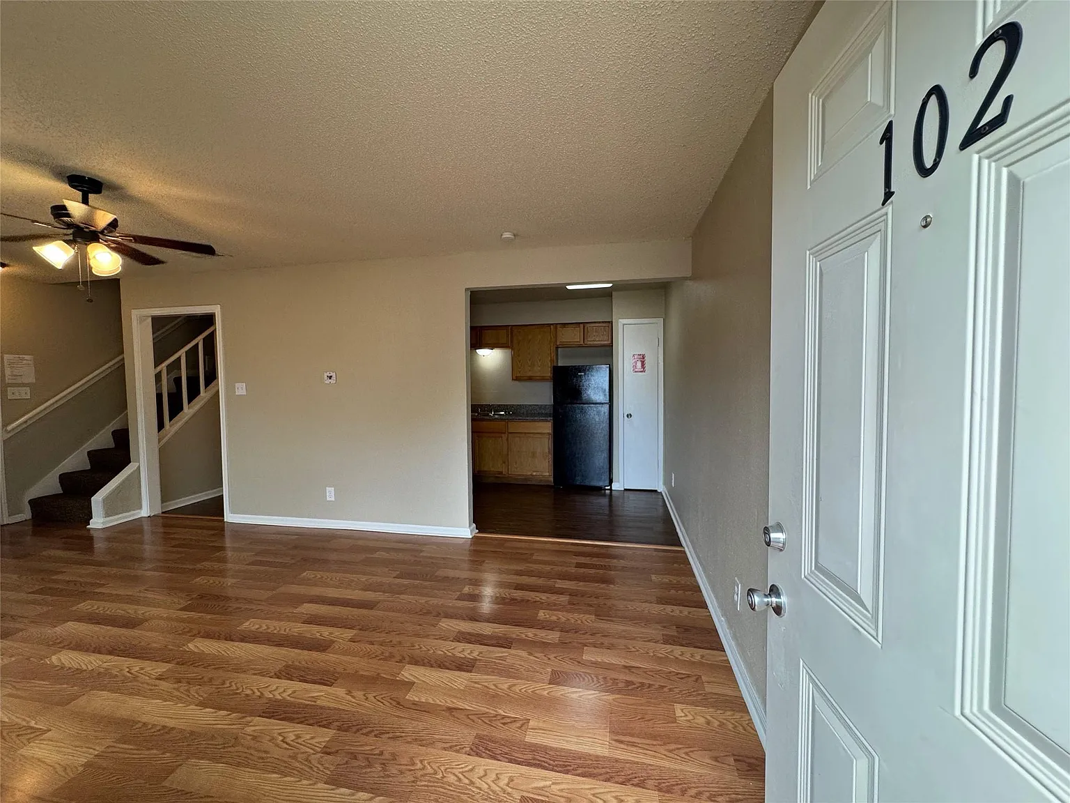 2 bed, 1.5 bath, 902 sqft, $1,358 — Photo 2