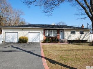 43 Greenwood Rd, Bay Shore, NY 11706