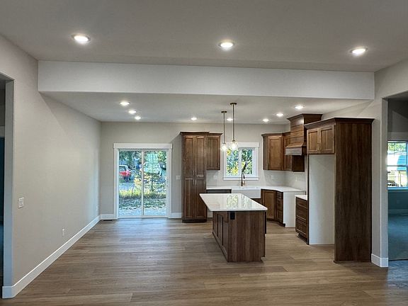 4th image of 1043 Harris Loop