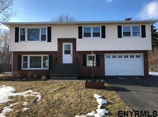 31 Peter Dr, Albany, NY 12205