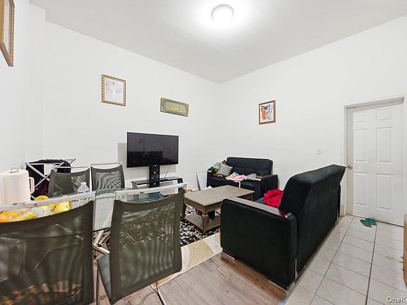 4th image of 3159 Villa Avenue